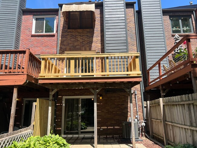 Building Photo - Spacious Townhome w/ Washer & Dryer, Garag...