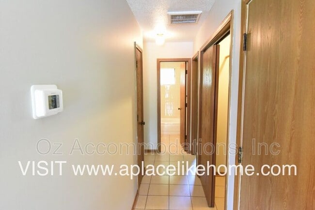 Building Photo - 109 SE Greystone Dr