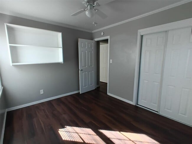 Building Photo - 1024 S Holly Dr