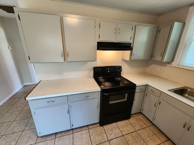 Building Photo - Spacious 2-Bedroom, 1-Bathroom Home AVAILABLE NOW!!