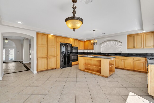 Building Photo - LUXORY 5 BEDROOM 3 1/2 BATH HOME LOCATED I...