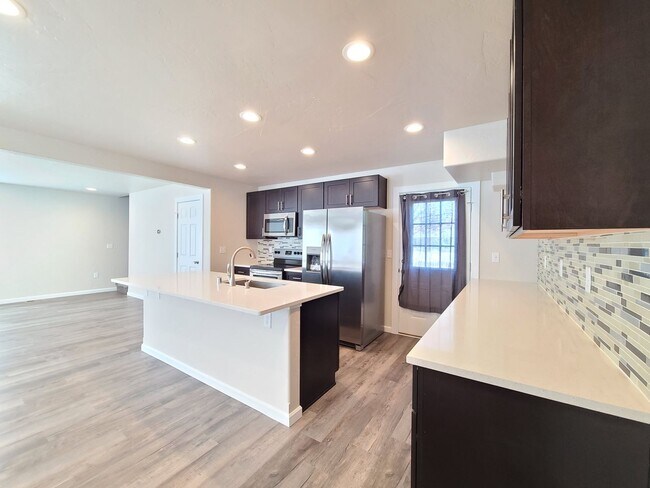 Building Photo - $2,350- 3 Bed / 2 Bath Beautiful Newer Bui...
