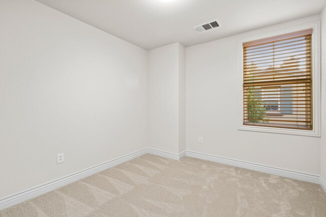Building Photo - PRIVATE TOWNHOME NEAR DOWNTOWN STROLL TO E...