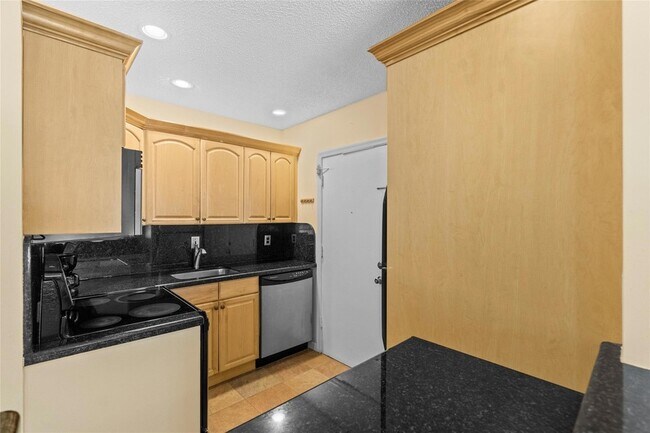 Building Photo - 2180 NE 67th St