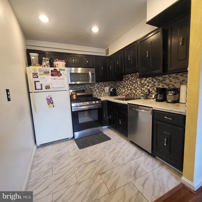 Building Photo - 95 E Wayne Ave