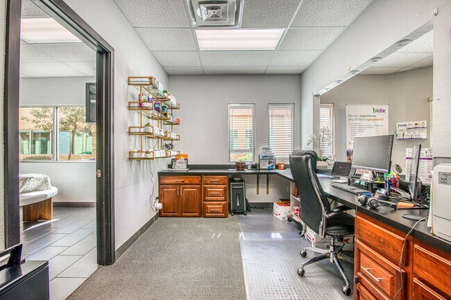 Building Photo - Move-in ready professional office space fo...