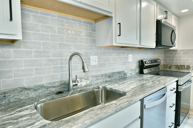 Building Photo - 460-462-462 Fowler St