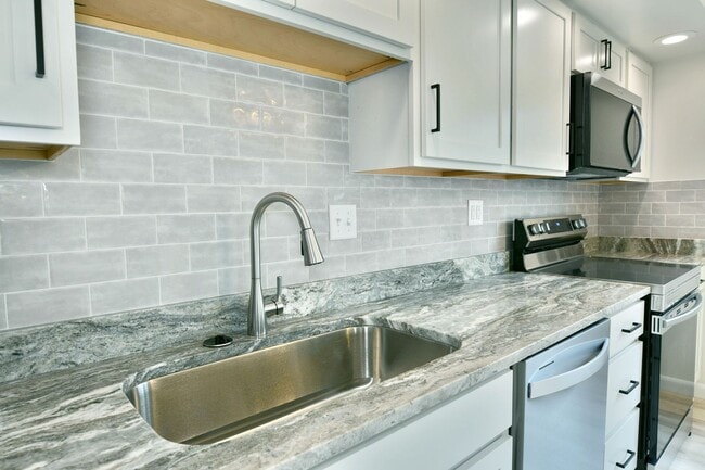 Building Photo - 460 &amp; 462 Fowler St