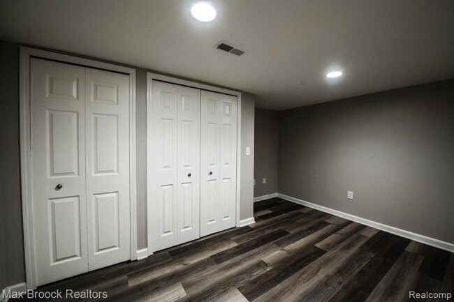 Building Photo - 5528 Sunnycrest Dr