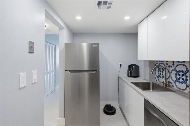 Building Photo - 2899 Collins Ave