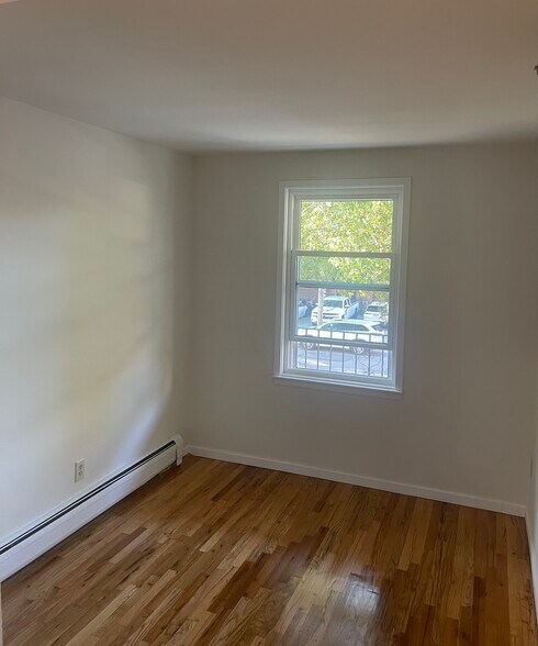 Building Photo - 14911 Roosevelt Ave
