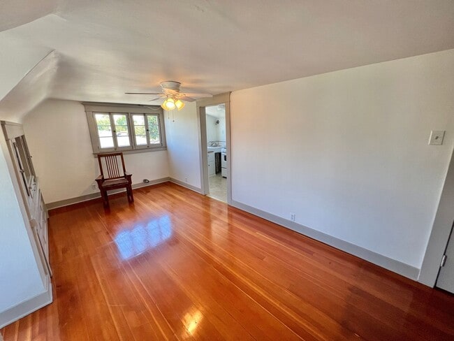 Building Photo - Historic Bluff Park 1BD Retreat | Top Floor Vintage Gem