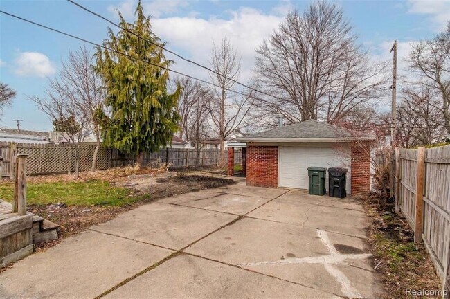 Building Photo - 20625 Elizabeth St