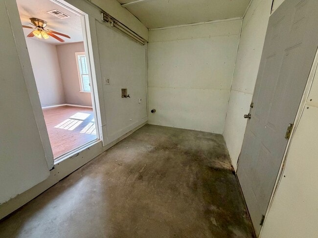 Building Photo - 3 Bedroom and 1 Bathroom Home in Shawnee for rent