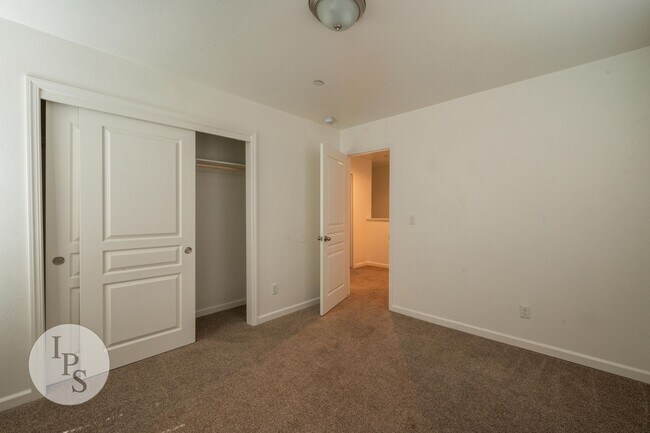 Building Photo - Fresno SouthEast Home, Gated Community, Clovis Unified School District, 3BR/2.5BA - Lots of Ameni...