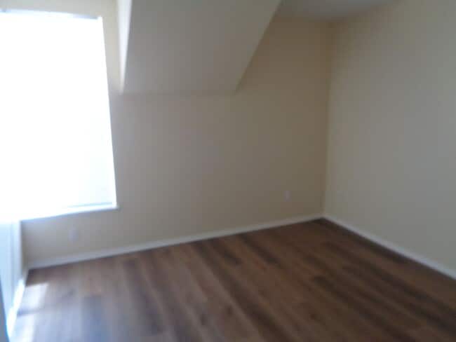 Building Photo - 2 Story 2 Bedroom Condo in the Willow Creek Condo Complex