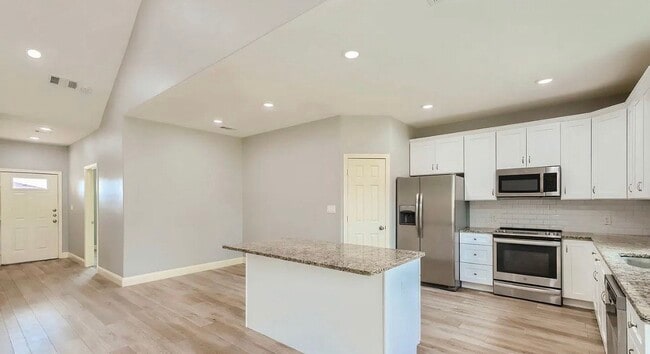 Building Photo - AVAILABLE NOW READY TO MOVE IN