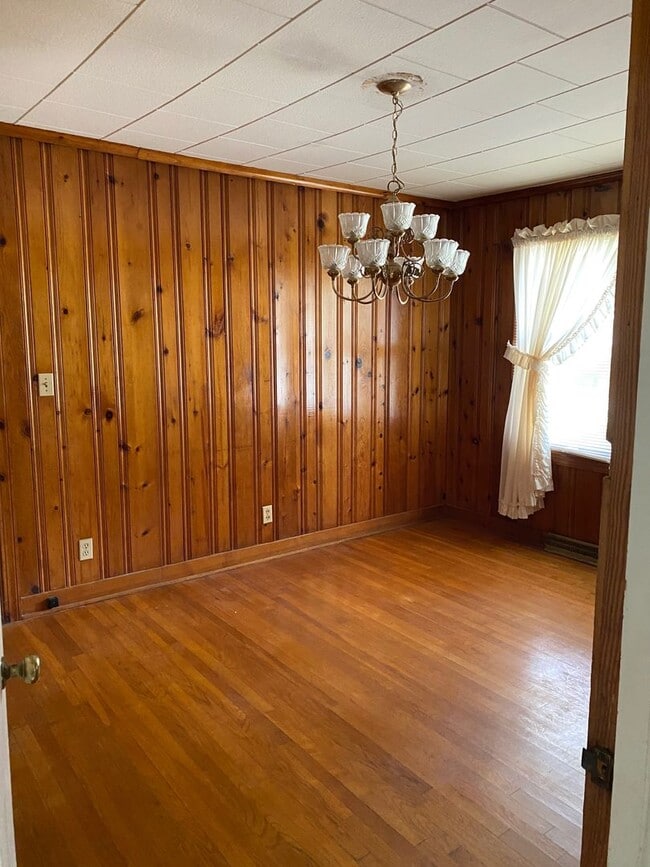 Building Photo - 3 BED, 1 BATH HOME IN GREYSTONE AREA, $1550 MONTH, $1550 DEPOSIT