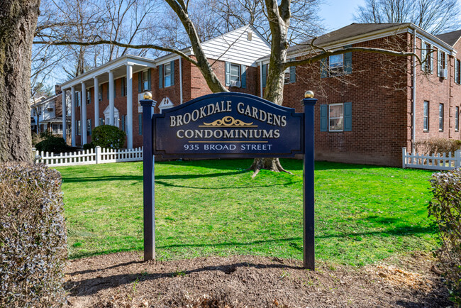 Building Photo - Brookdale Gardens Condo