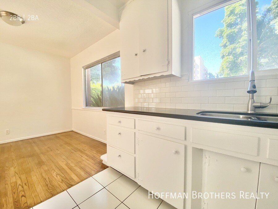Building Photo - 1162 N Orange Grove Ave