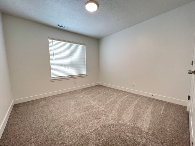 Building Photo - 3 Bedroom/2.5 Bathroom Townhouse in Herriman