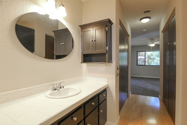 Building Photo - 2 Bedroom Condo for Rent in Redding CA with Pool, Tennis Courts, Garage | The Bluffs