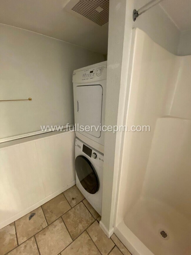 Building Photo - 8008 Roosevelt Way NE