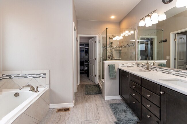 Building Photo - Spacious 4-Bedroom Home in Prestigious For...