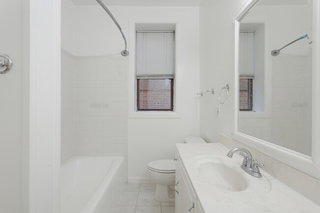 Building Photo - 3320 W Diversey Ave