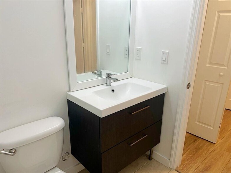 Building Photo - 4929 Tradewinds Ter