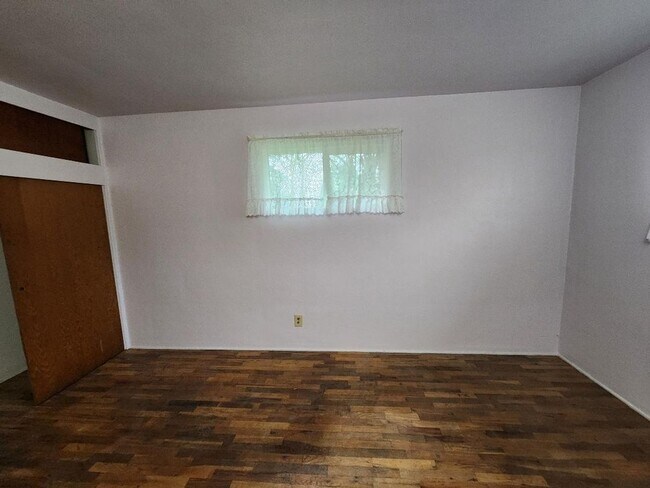 Building Photo - 3 bedroom 1 Bath House on Well