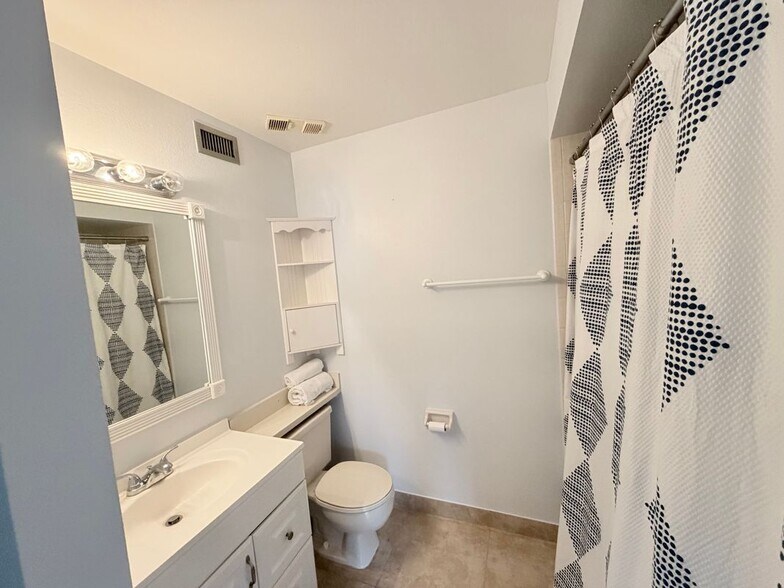 Building Photo - 3914 Atrium Dr