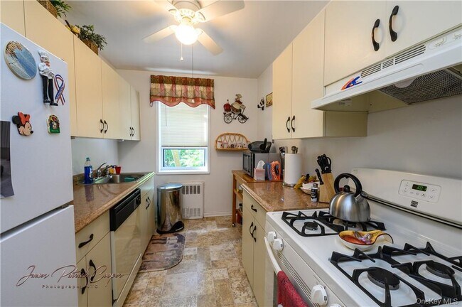 Building Photo - 5 Sadore Ln
