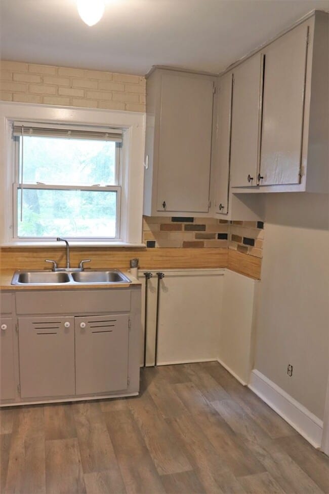 Building Photo - Charming 2-bedroom waiting to be yours !!