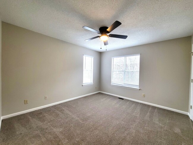 Building Photo - Large 2 Story Near The Airport and I-485