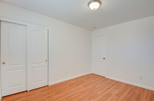 Building Photo - Fabulous 3 bed/2.5 bath two-story home in ...