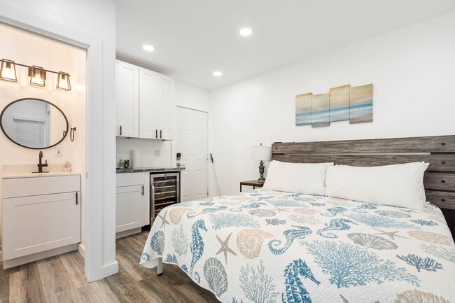 Building Photo - 113 4th Ave