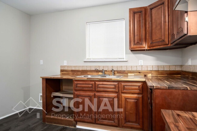 Building Photo - 2827 Arrowhead Cir NE