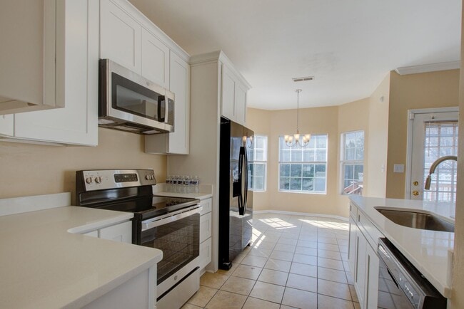 Building Photo - 3 Bed, 2.5 Bath Home Conveniently Located ...