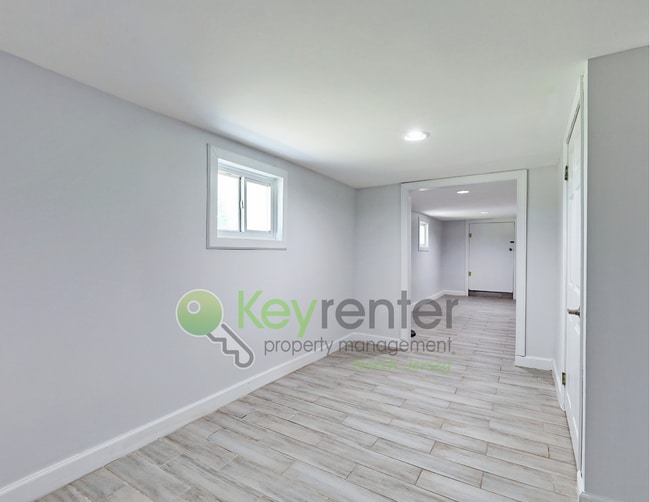 Building Photo - Spacious 3-Bedroom, 2-Bath Apartment with ...