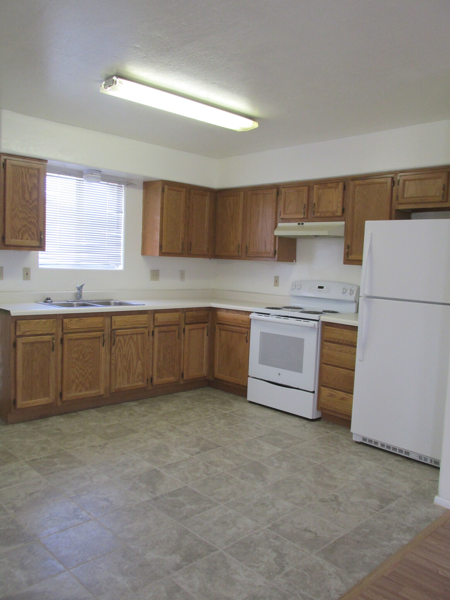 Kitchen - 631 N Sartillion Ave