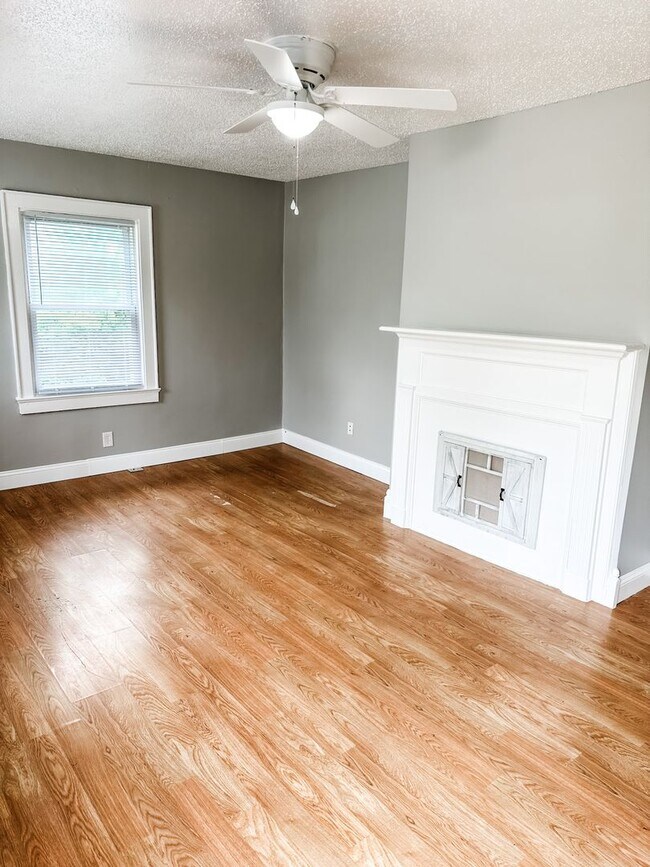 Building Photo - Charming 2 bedroom, 1 bathroom home locate...