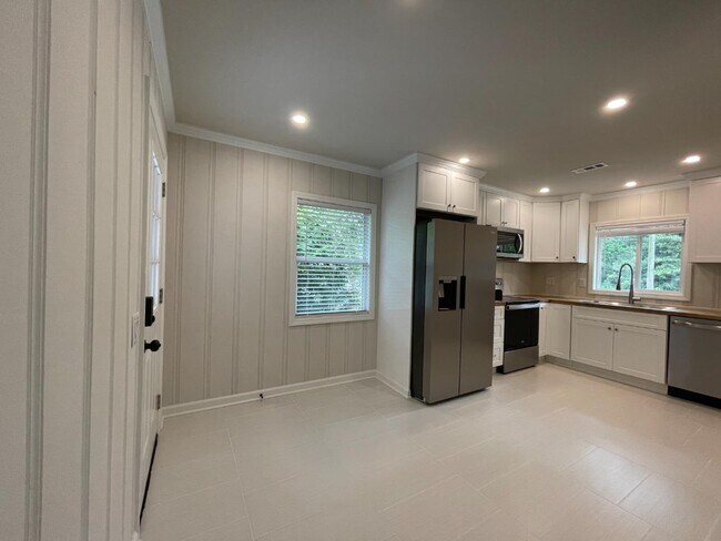 Building Photo - 205 W Drake Ave