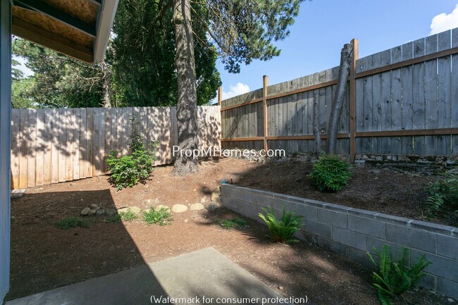 Building Photo - Wonderfully Updated NE Portland Glenfair One Bedroom Apartment w/ Private Patio!
