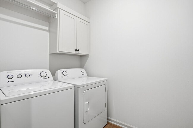 Building Photo - 3 Bed | 2 Bath Luxury Duplex