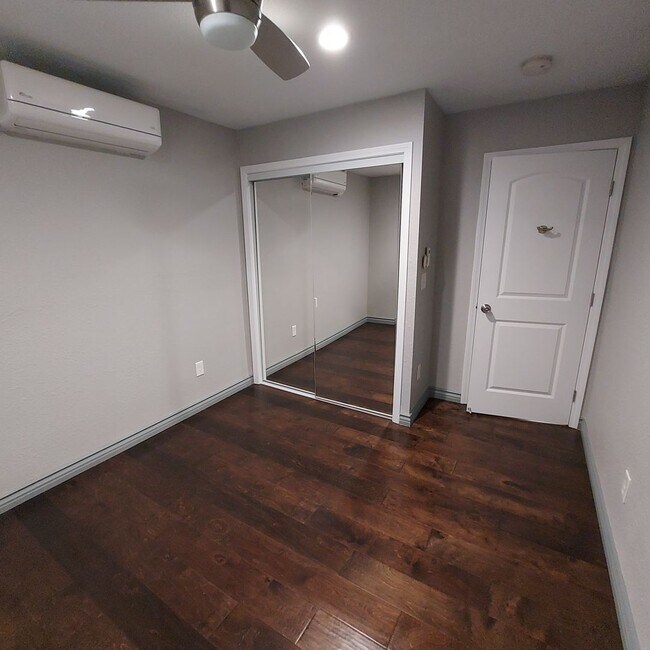 Building Photo - Charming 2bedroom, 2bath home, Like New near Land Park Area and City College.