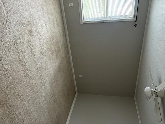 Building Photo - 1095 E Jackson St