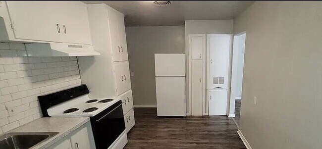 Building Photo - Cute 2 bed 1 bath!