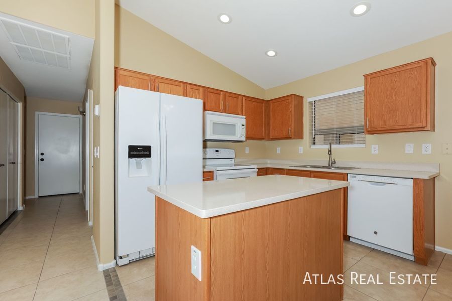 Building Photo - 206 W Brangus Way