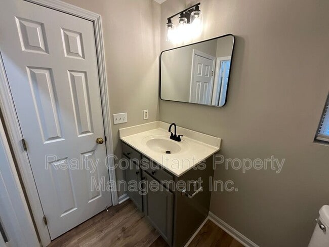 Building Photo - 1019 Manor Dr